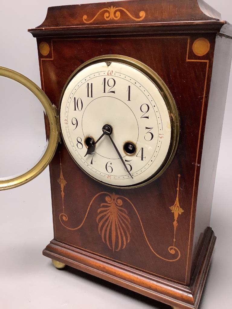 An early 20th century mahogany and marquetry mantel clock, 27 cm high